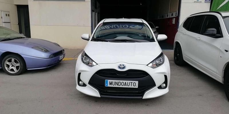 Usado Toyota Yaris Hybrid Active 116 CV (85 kW) 2023 Blanco Utilitario