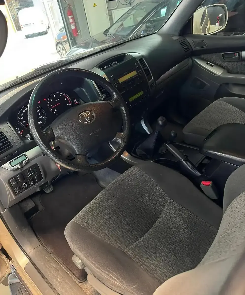 Usado Toyota Land Cruiser 166 CV (122 kW) 2006 Beige Utilitario