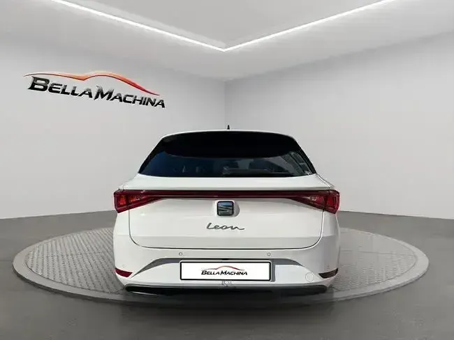 Usado Seat Leon Style 115 CV (84 kW) 2021 Blanco Familiar