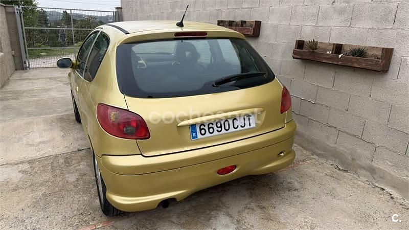 Usado Peugeot 206 110 CV (80 kW) 2003 Amarillo Berlina