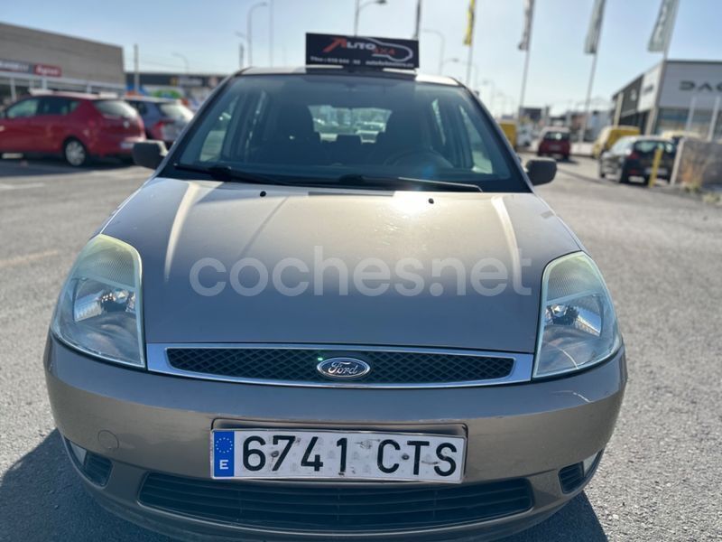 Usado Ford Fiesta Ghia 80 CV (58 kW) 2004 Marrón Utilitario