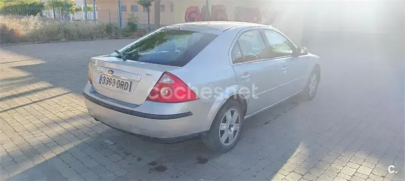 Usado Ford Mondeo Ghia 130 CV (95 kW) 2005 Gris / plata Berlina