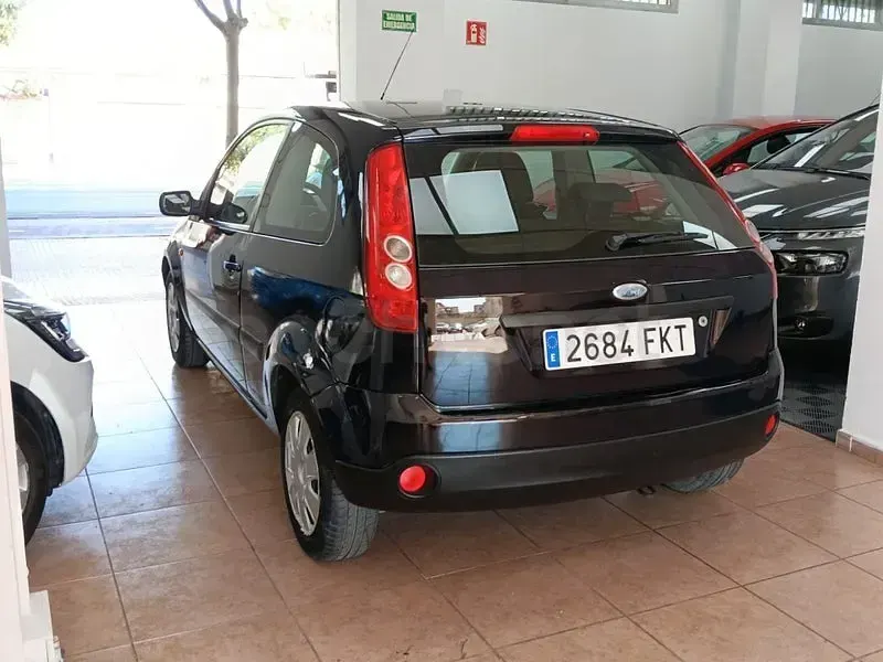 Usado Ford Fiesta Ambiente 70 CV (51 kW) 2007 Azul Utilitario