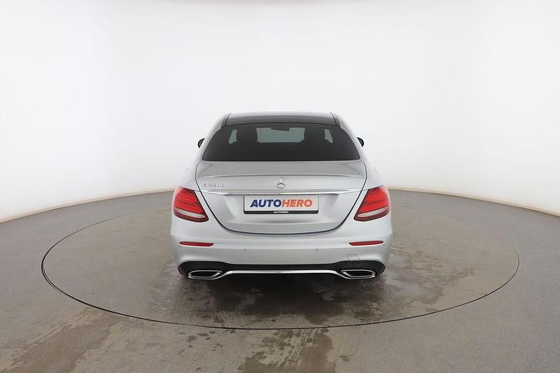 Usado Mercedes E220 AMG line 195 CV (143 kW) 2019 Gris Berlina