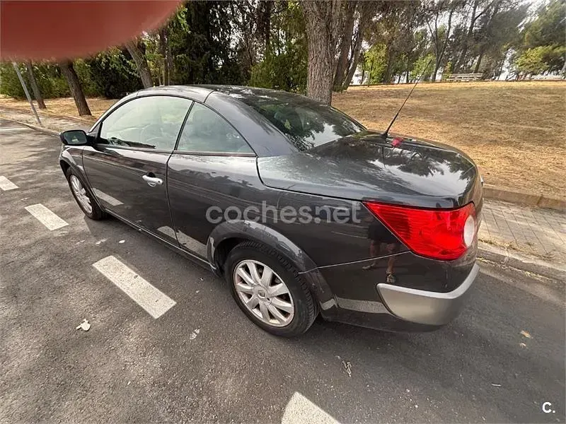 Usado Renault Mégane Cabriolet Dynamique 110 CV (80 kW) 2007 Gris / plata Descapotable