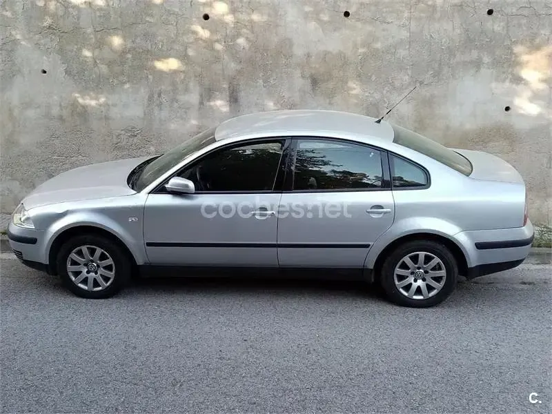 Usado VW Passat Trendline 130 CV (95 kW) 2003 Gris / plata Berlina