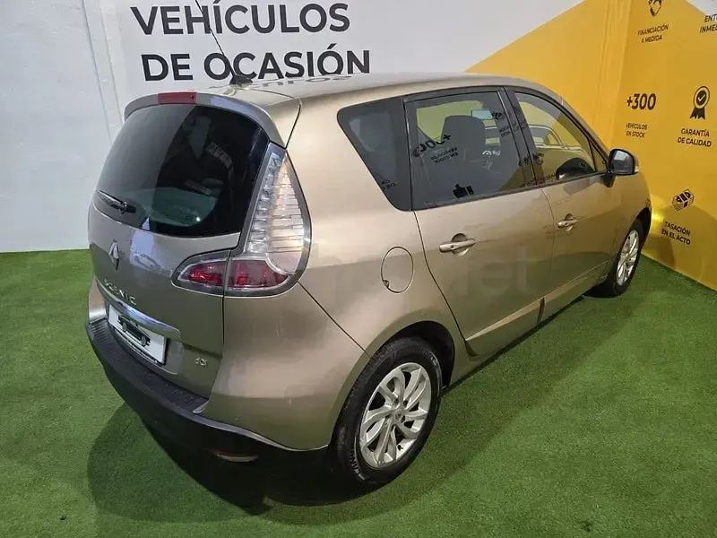 Usado Renault Scénic III Dynamique 110 CV (80 kW) 2013 Marrón Monovolumen