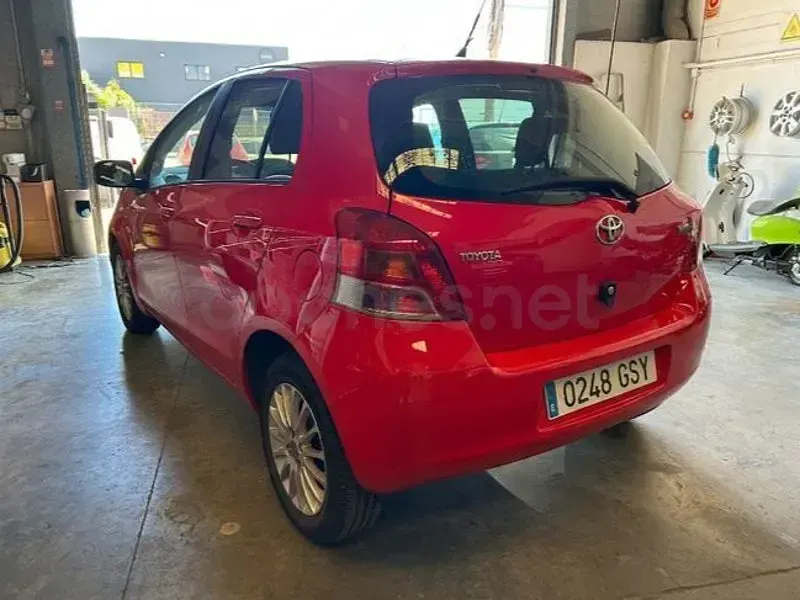 Usado Toyota Yaris 90 CV (66 kW) 2010 Rojo Utilitario