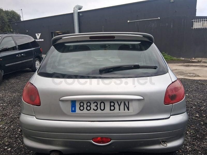 Usado Peugeot 206 90 CV (66 kW) 2002 Gris / plata Berlina