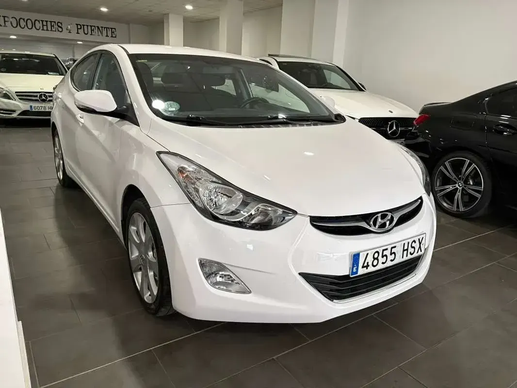 Usado Hyundai Elantra Comfort 132 CV (97 kW) 2013 Blanco Utilitario