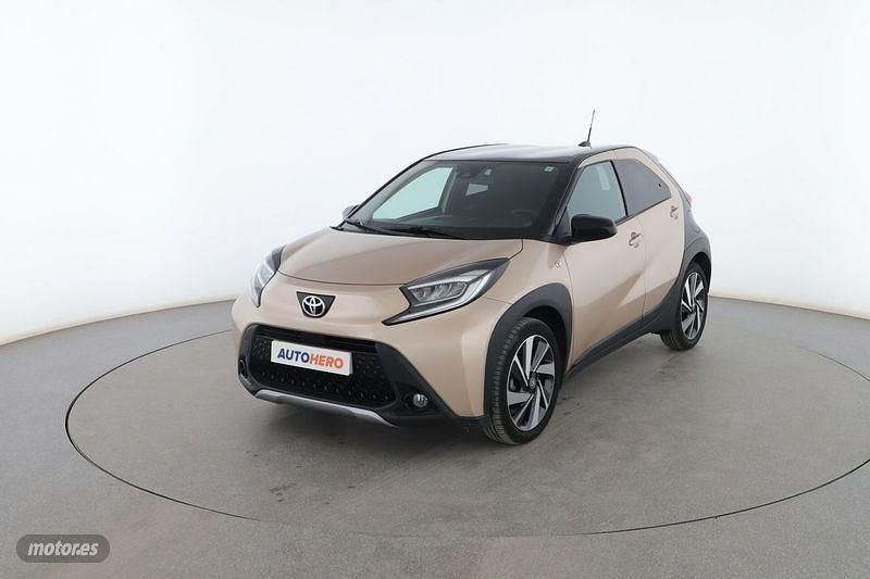 Beige Usado 2023 Toyota Aygo Utilitario | 16.899 € (Caro) - Imagen 1/3