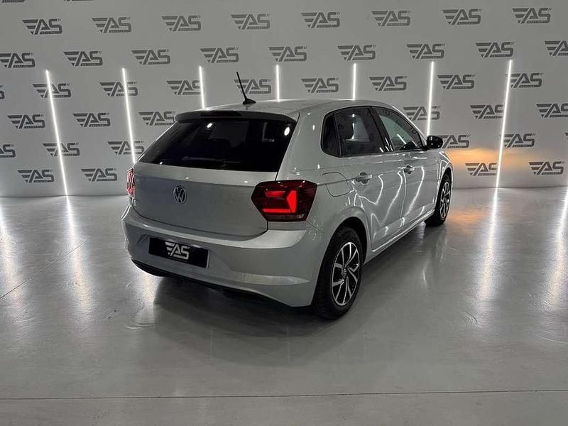 Usado VW Polo 75 CV (55 kW) 2018 Gris Utilitario