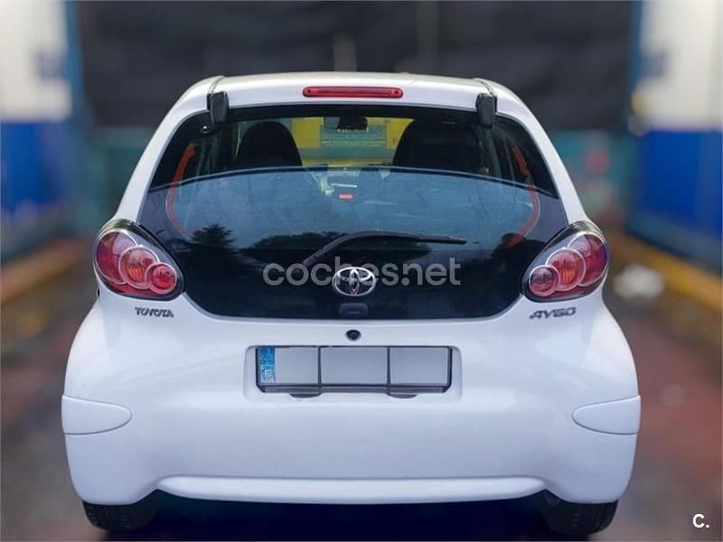 Usado Toyota Aygo Live 68 CV (50 kW) 2013 Blanco Utilitario