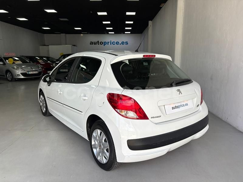 Usado Peugeot 207 Active 70 CV (51 kW) 2011 Blanco Berlina