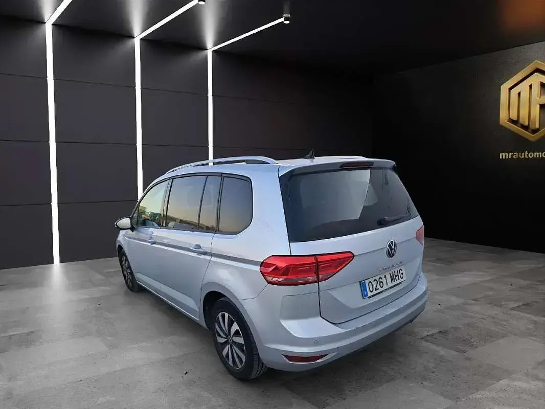 Usado VW Touran Advance 122 CV (89 kW) 2023 Plateado Monovolumen
