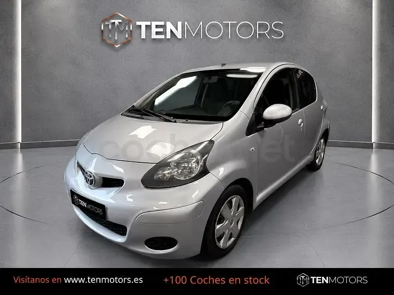 Usado Toyota Aygo Live 68 CV (50 kW) 2010 Gris / plata Utilitario