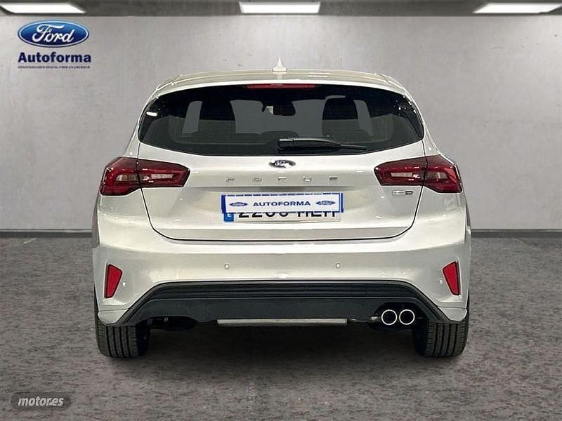 Usado Ford Focus ST-Line 125 CV (91 kW) 2023 Plateado Berlina