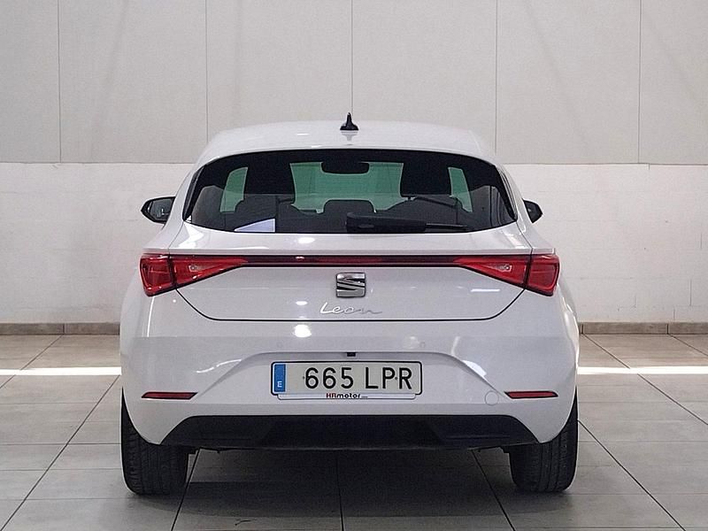 Usado Seat Leon Style 111 CV (81 kW) 2021 Blanco Utilitario