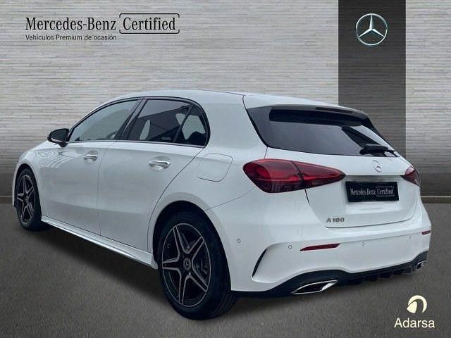Nuevo Mercedes A180 AMG line 136 CV (100 kW) 2025 Blanco polar Berlina