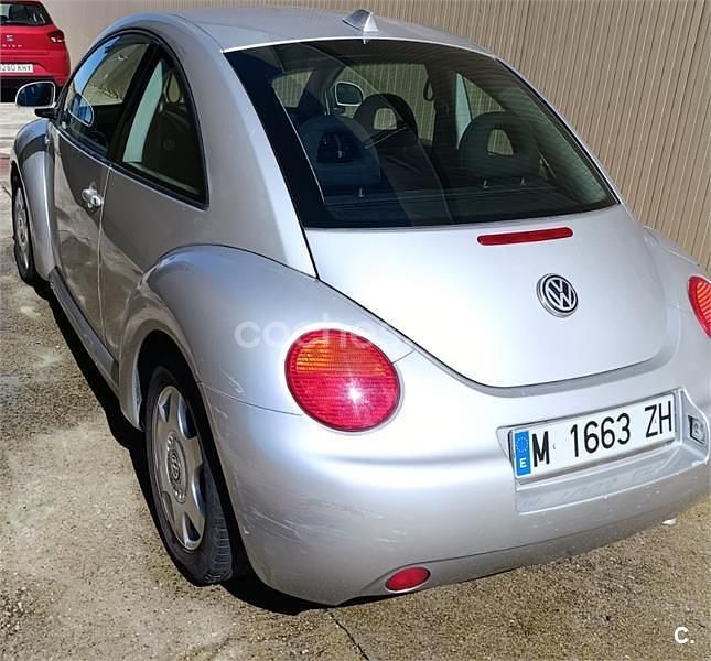 Usado VW New Beetle 102 CV (75 kW) 2000 Gris / plata Utilitario