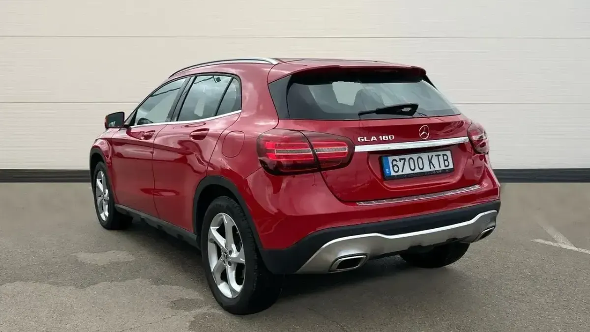 Usado Mercedes GLA180 122 CV (89 kW) 2019 Rojo SUV