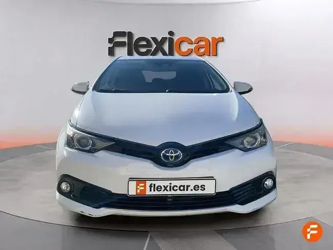 Usado Toyota Auris Hybrid Business Edition 136 CV (100 kW) 2018 Blanco