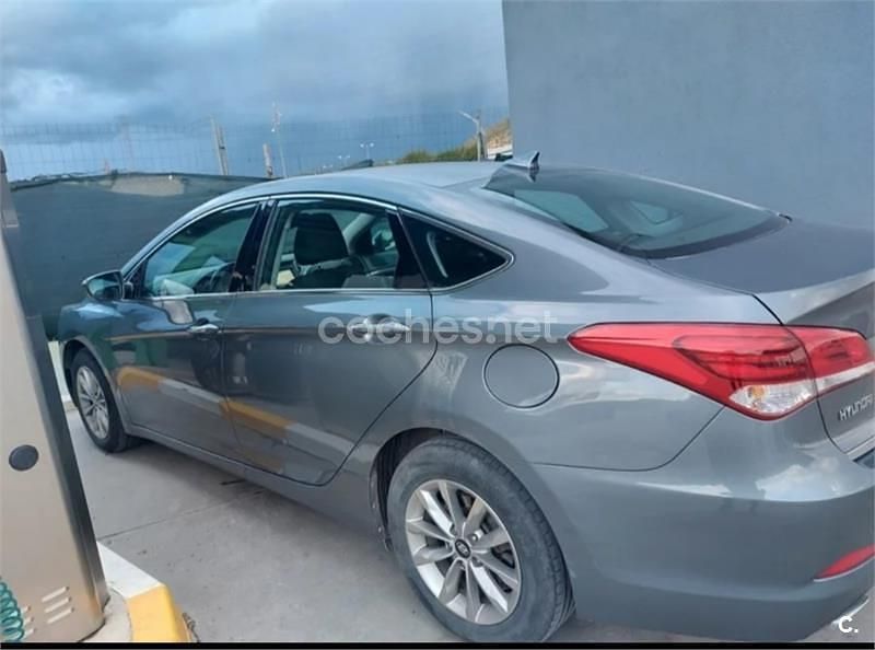 Usado Hyundai i40 115 CV (84 kW) 2018 Gris / plata Berlina