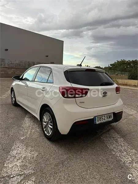 Usado Kia Rio Plus 84 CV (61 kW) 2018 Blanco Berlina