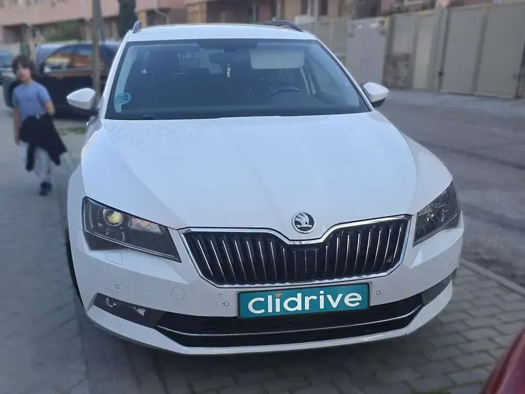 Usado Skoda Superb Active 150 CV (110 kW) 2018 Blanco Familiar