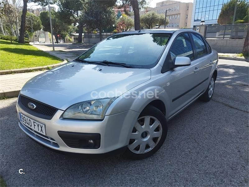 Usado Ford Focus Trend 115 CV (84 kW) 2007 Gris / plata Berlina