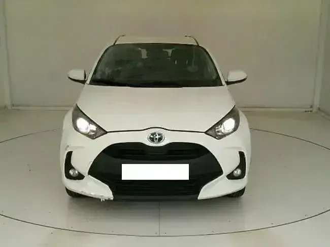 Usado Toyota Yaris Hybrid Active 116 CV (85 kW) 2022 Blanco Berlina
