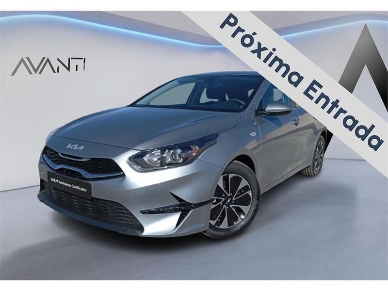 Gris Usado 2025 Kia Ceed Berlina | 20.990 € (Precio justo) - Imagen 1/4