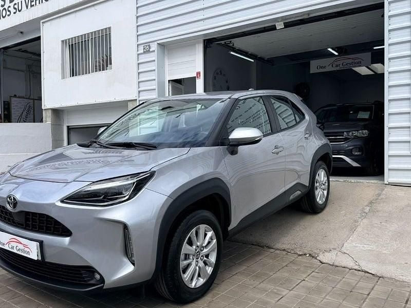 Usado Toyota Yaris Cross Active 116 CV (85 kW) 2024 Gris / plata SUV