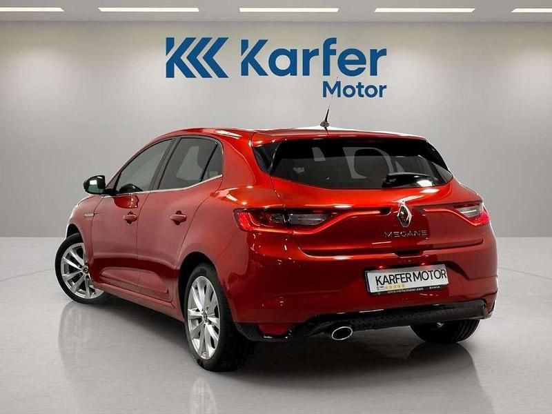 Usado Renault Mégane IV Zen 114 CV (83 kW) 2020 Rojo Berlina