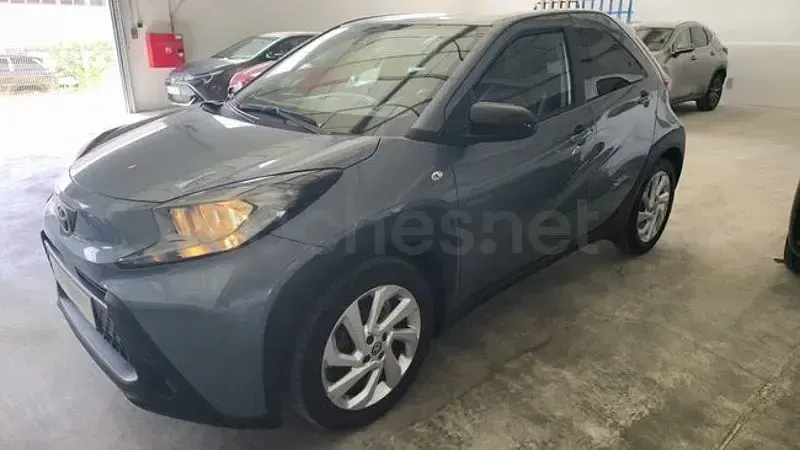 Usado Toyota Aygo X Play 72 CV (52 kW) 2024 Gris / plata SUV