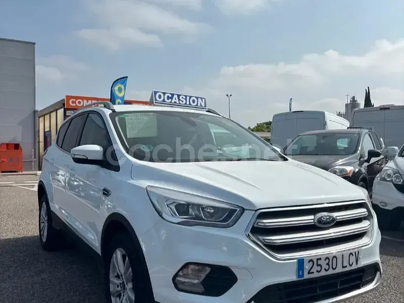 Usado Ford Kuga Trend 120 CV (88 kW) 2019 Blanco SUV