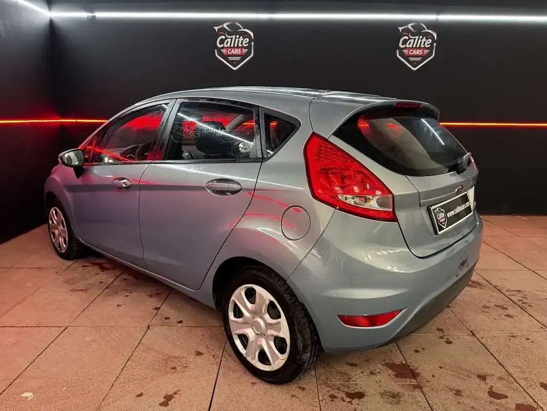 Usado Ford Fiesta Trend 82 CV (60 kW) 2009 Azul Utilitario