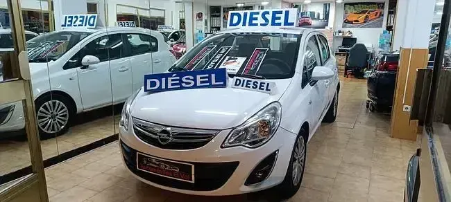 Używany Opel Corsa Expression 75 KM (55 kW) 2013 Biały Sedan/Limuzyna
