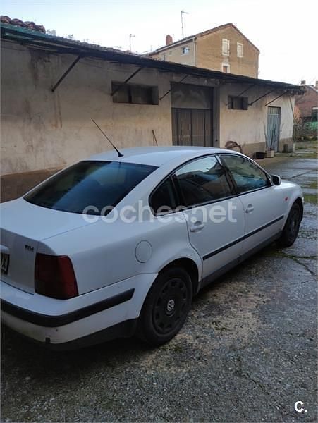 Usado VW Passat 90 CV (66 kW) 1997 Blanco Berlina