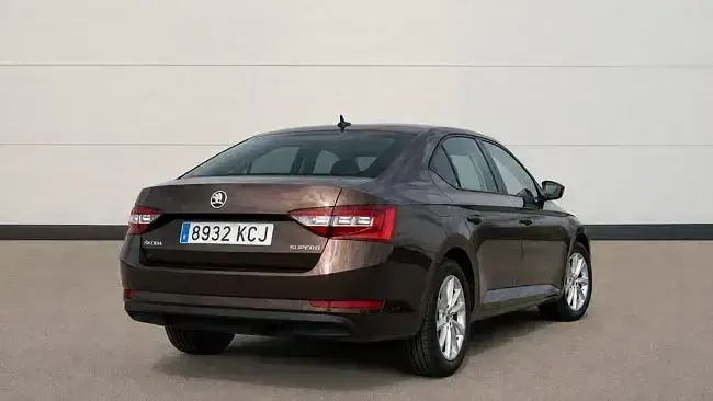 Usado Skoda Superb Ambition 150 CV (110 kW) 2017 Marrón Berlina