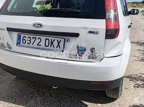 Usado Ford Fiesta Ghia 68 CV (50 kW) 2005 Blanco Utilitario