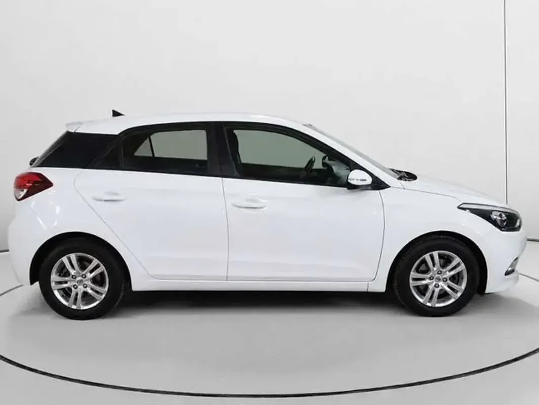 Usado Hyundai i20 90 CV (66 kW) 2015 Blanco Utilitario