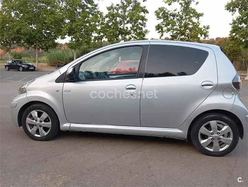 Usado Toyota Aygo 68 CV (50 kW) 2011 Gris / plata Utilitario