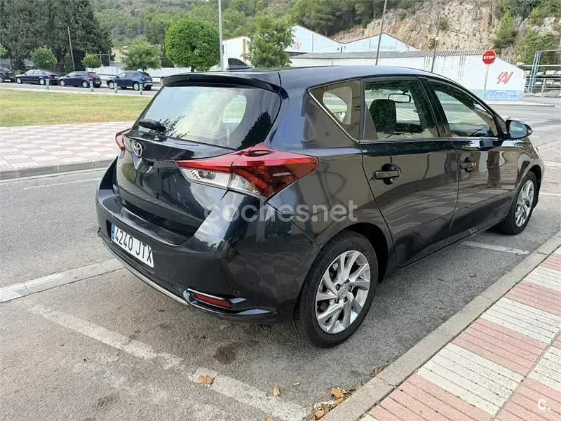 Usado Toyota Auris Active 90 CV (66 kW) 2016 Negro Berlina
