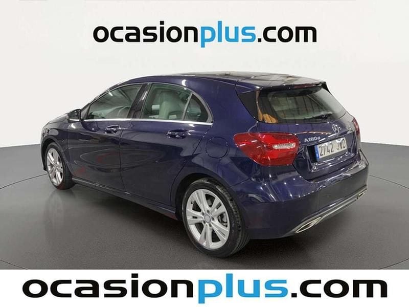 Usado Mercedes A180 109 CV (80 kW) 2017 Azul Utilitario