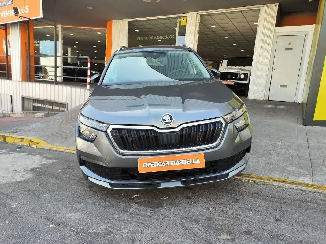 Usado Skoda Kamiq Selection 150 CV (110 kW) 2023 Gris SUV
