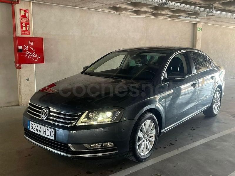 Usado VW Passat 105 CV (77 kW) 2011 Gris / plata Berlina