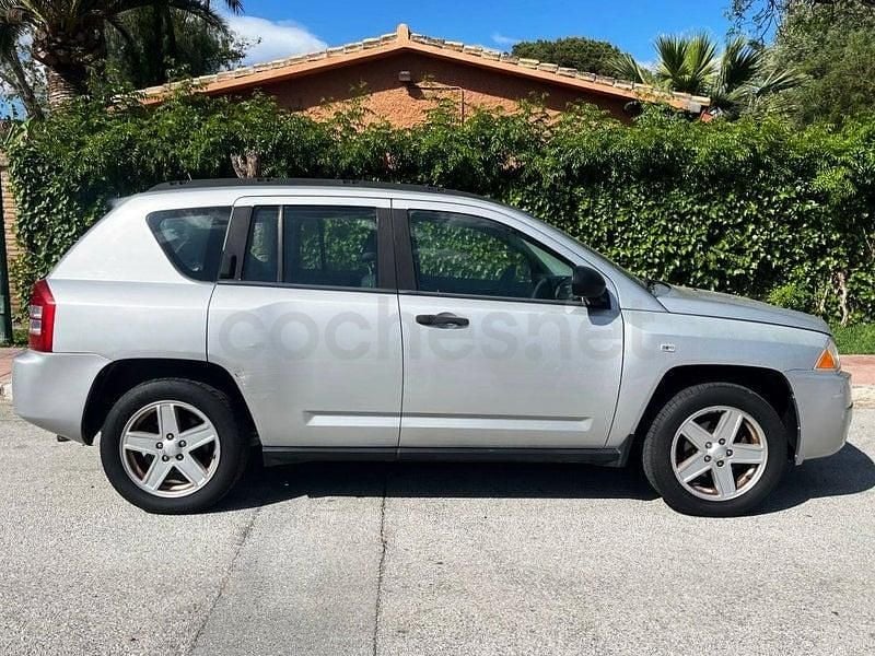Usado Jeep Compass Sport 140 CV (102 kW) 2009 Gris / plata SUV