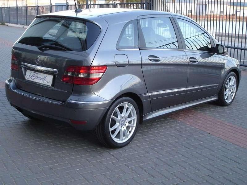 Usado Mercedes B180 Sport Edition 109 CV (80 kW) 2010 Gris Monovolumen