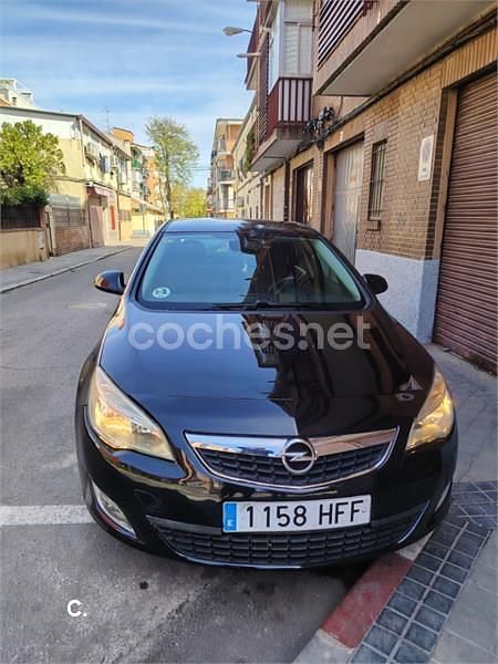 Usado Opel Astra Cosmo 110 CV (80 kW) 2011 Negro Berlina